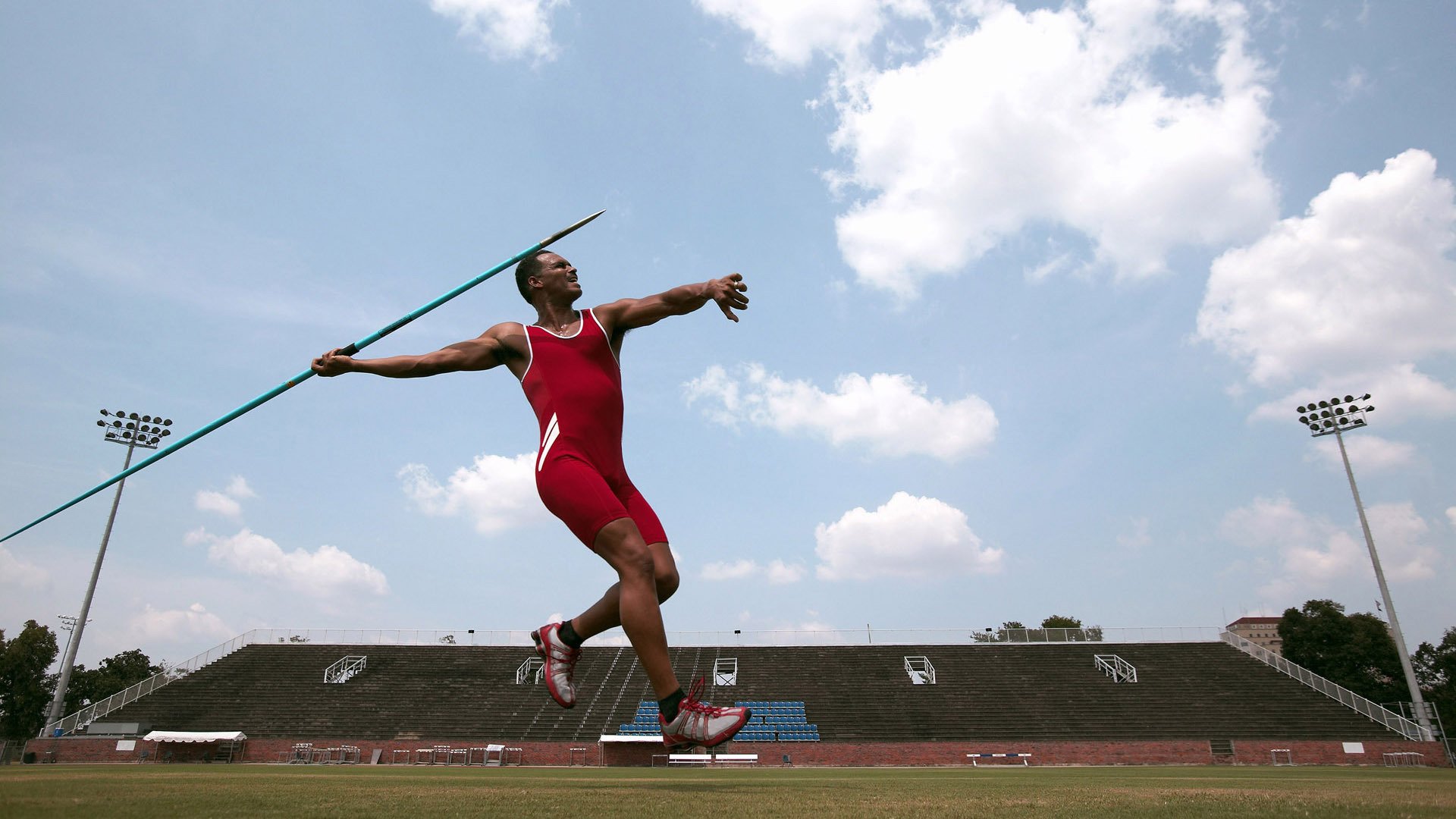 yy易游体育官方网站|23岁新星打破尘封15年世界纪录，田径史上再添传奇一刻