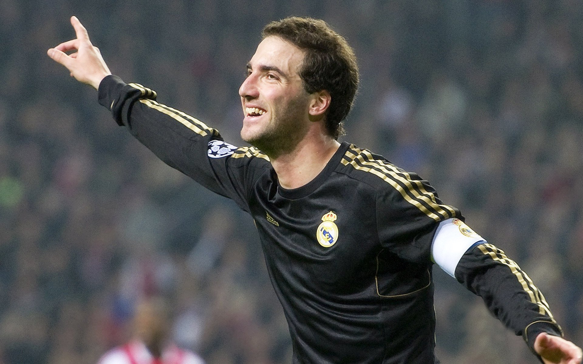 yy易游体育官网：双加时鏖战！湖人险胜勇士，詹姆斯关键三分锁定胜局