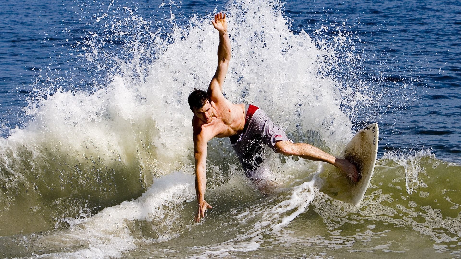 yy易游体育平台|破浪前行，无名泳将刷新百年水上极限，改写人类耐力史